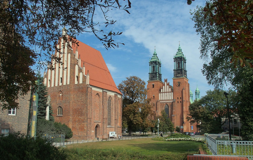 Widok na Ostrów Tumski. Na pierwszym planie kościół św. Marii Magdaleny. W tle - poznańska katedra (fot. Przemysław Sujak)