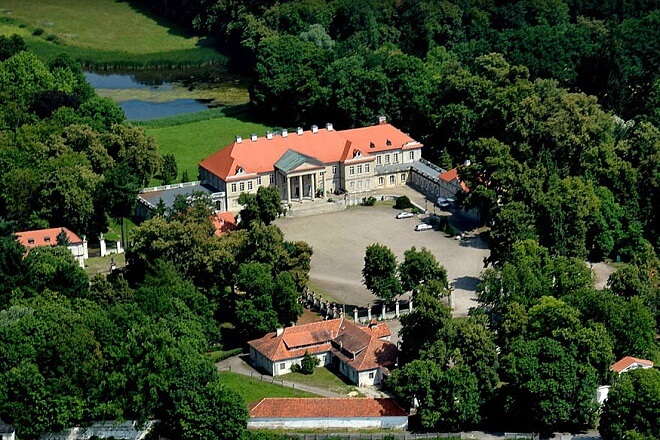 Widok z lotu ptaka na pałac w Czerlejnie (źródło: fundacjahistoryczna.pl)