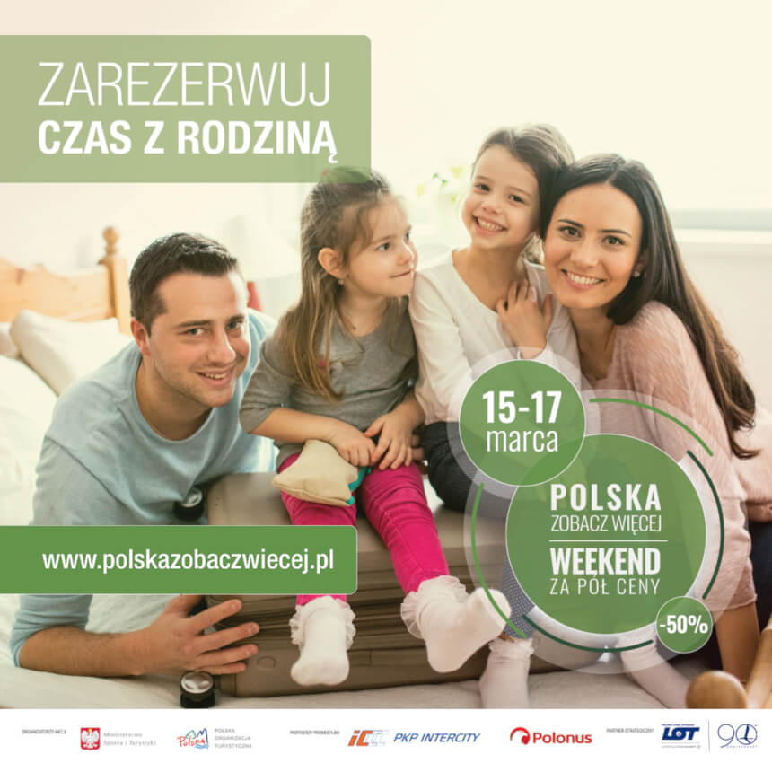 Baner akcji "Polska Zobacz Więcej - weekend za pół ceny!" - zdjęcie uśmiechniętej rodziny (źródło: polskazobaczwiecej.pl)