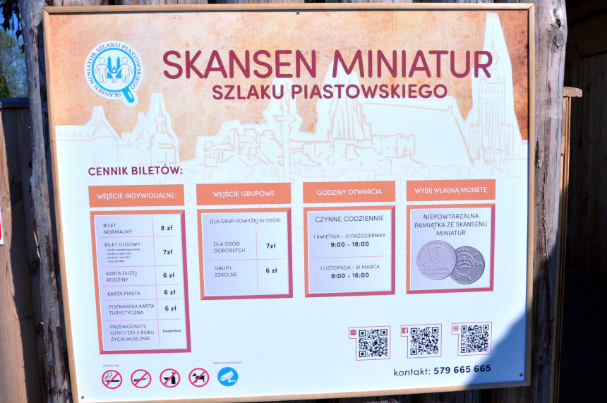 Tablica informacyjna przy Skansenie Miniatur Szlaku Piastowskiego (fot. Krzysztof Piechocki)