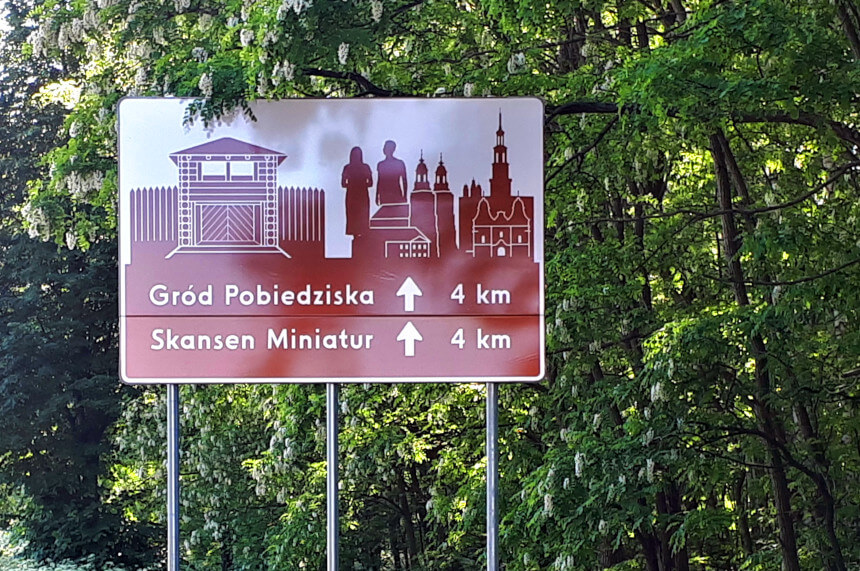 Znaki turystyczne na trasie Szlaku Piastowskiego (fot. Krzysztof Piechocki)
