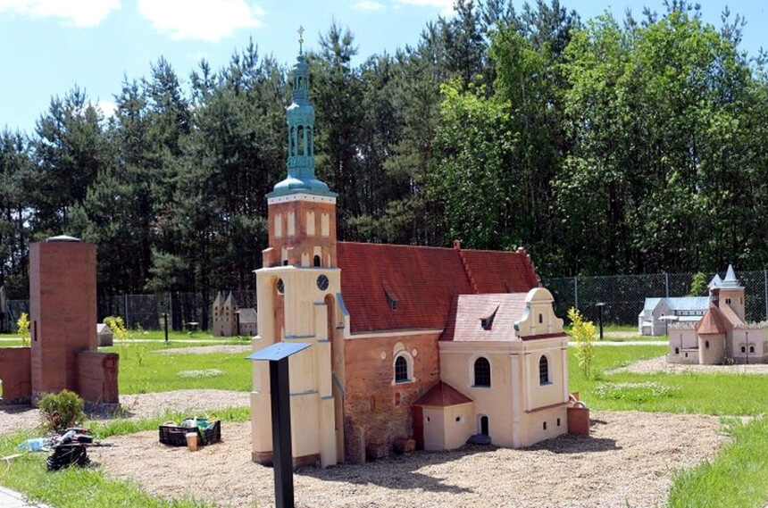 Makieta Kościoła w Lubiniu na terenie Skansenu Miniatur Szlaku Piastowskiego w Pobiedziskach (fot. UM Pobiedziska)