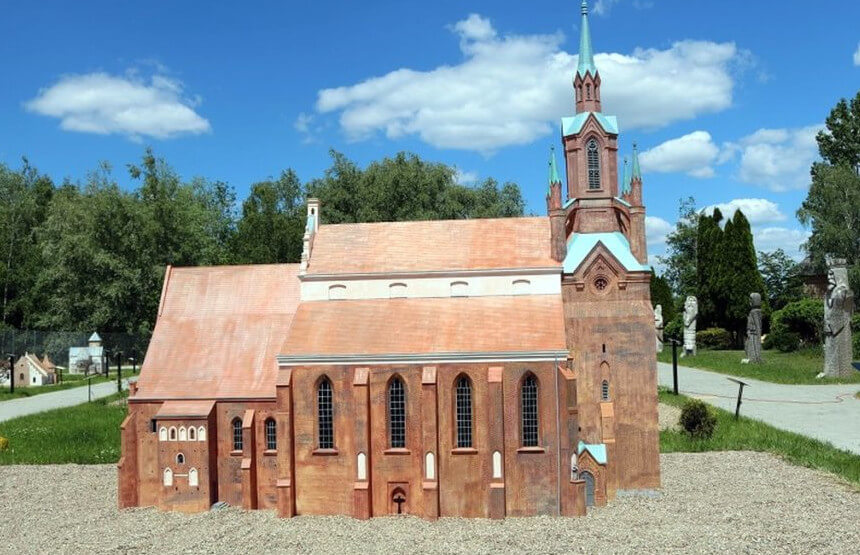 Makieta kaliskiej katedry na terenie Skansenu Miniatur w Pobiedziskach (fot. UM Pobiedziska)