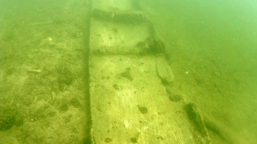 Dłubanka znaleziona przez archeologów podwodnych podczas badania dna Jeziora Lednica (fot. Paweł Stencel)