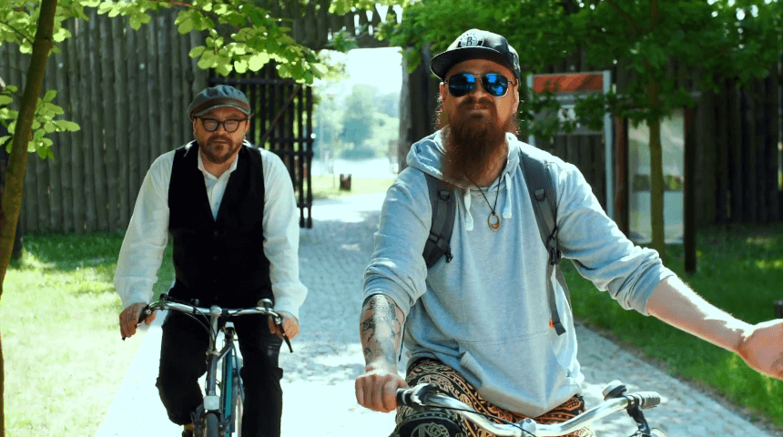 Mężczyźni na rowerach zwiedzają Szlak Piastowski (źródło: youtube.com)
