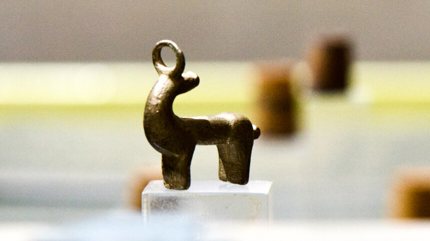figurka pozłacanego konia znaleziona podczas prac archeologicznych 