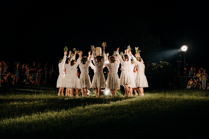 Noc. Dziewczęta ubrane w białe sukienki biorą udział w inscenizacji zwyczajów Nocy Kupały. 