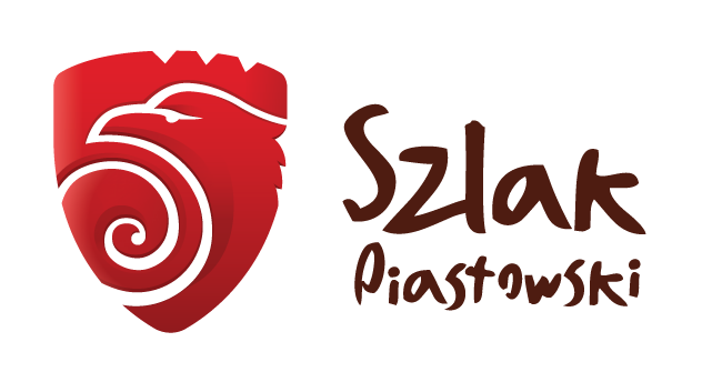 logo Szlaku Piastowskiego - na czerwonej tarczy białą linią zarysowany kształt orlej głowy i skrzydła. Obok brązowy napis Szlak Piastowski