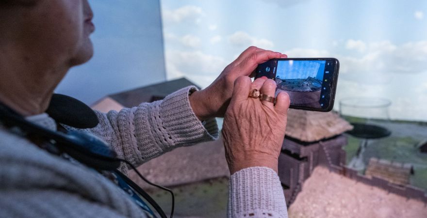 osoba senioralna obsługująca smartfon