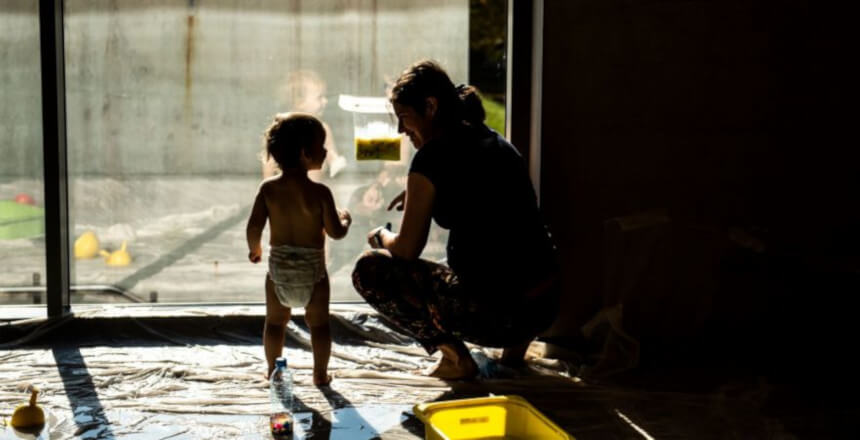 Dziecko w pieluszce stoi przy oknie (fot. bramapoznania.pl)