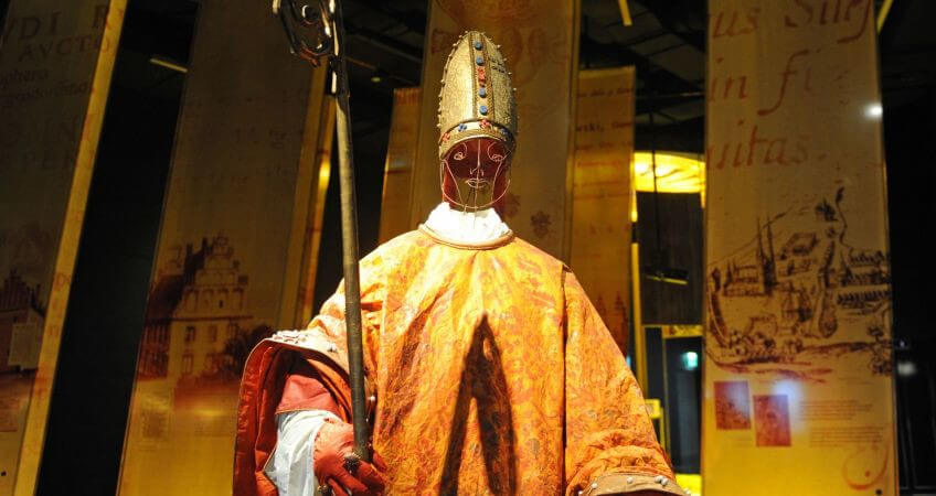 makieta postaci ubranej w szaty biskupa.