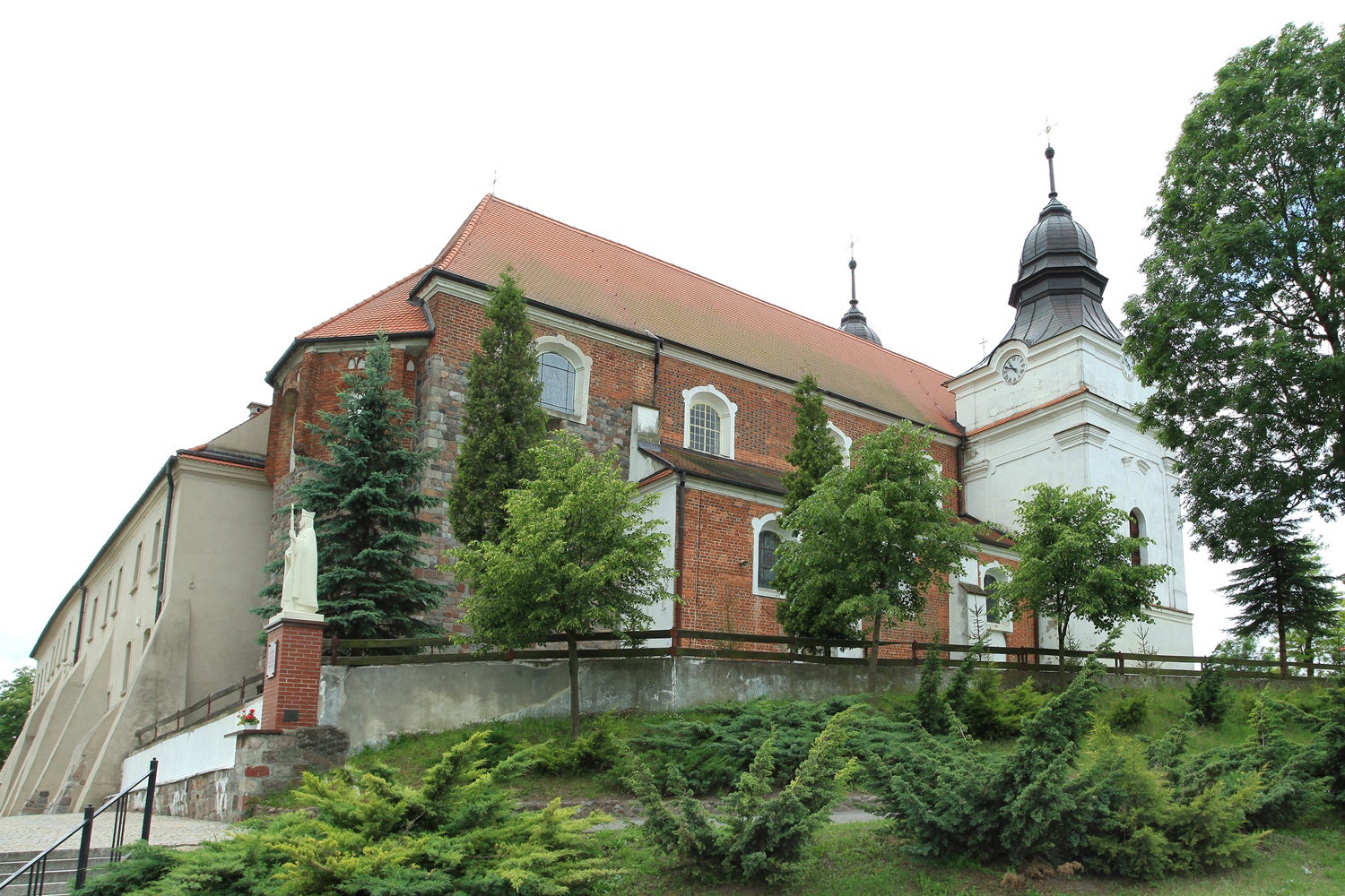 klasztor otoczony zielenią