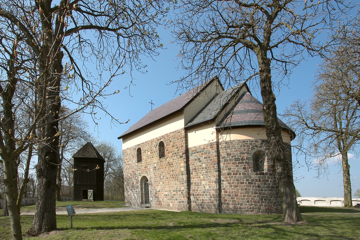 nieduży kościół zbudowany z kamienia