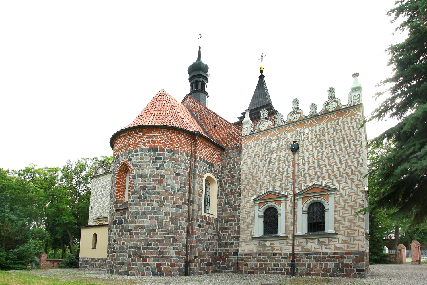 kamienna rotunda przy ścianie kościoła