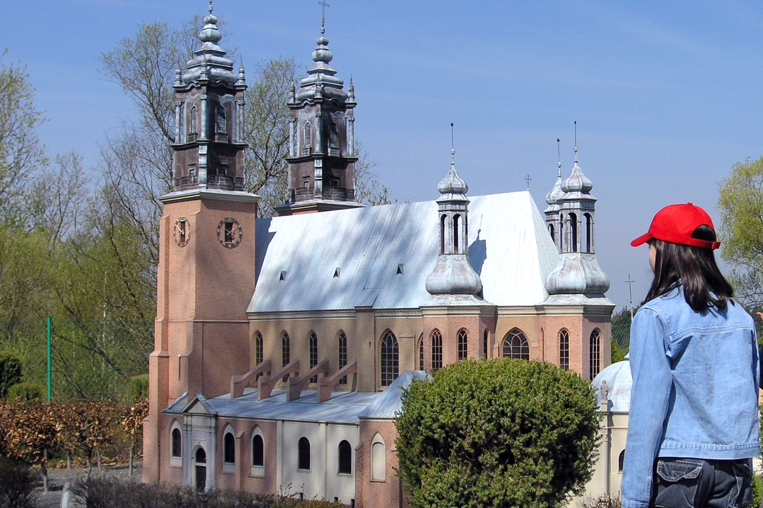 dziewczynka patrząca na miniaturową katedrę