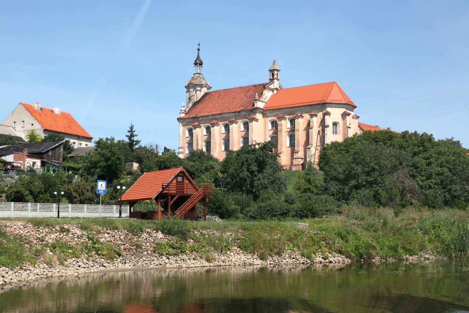 widok na zabudowę miejska od strony rzeki