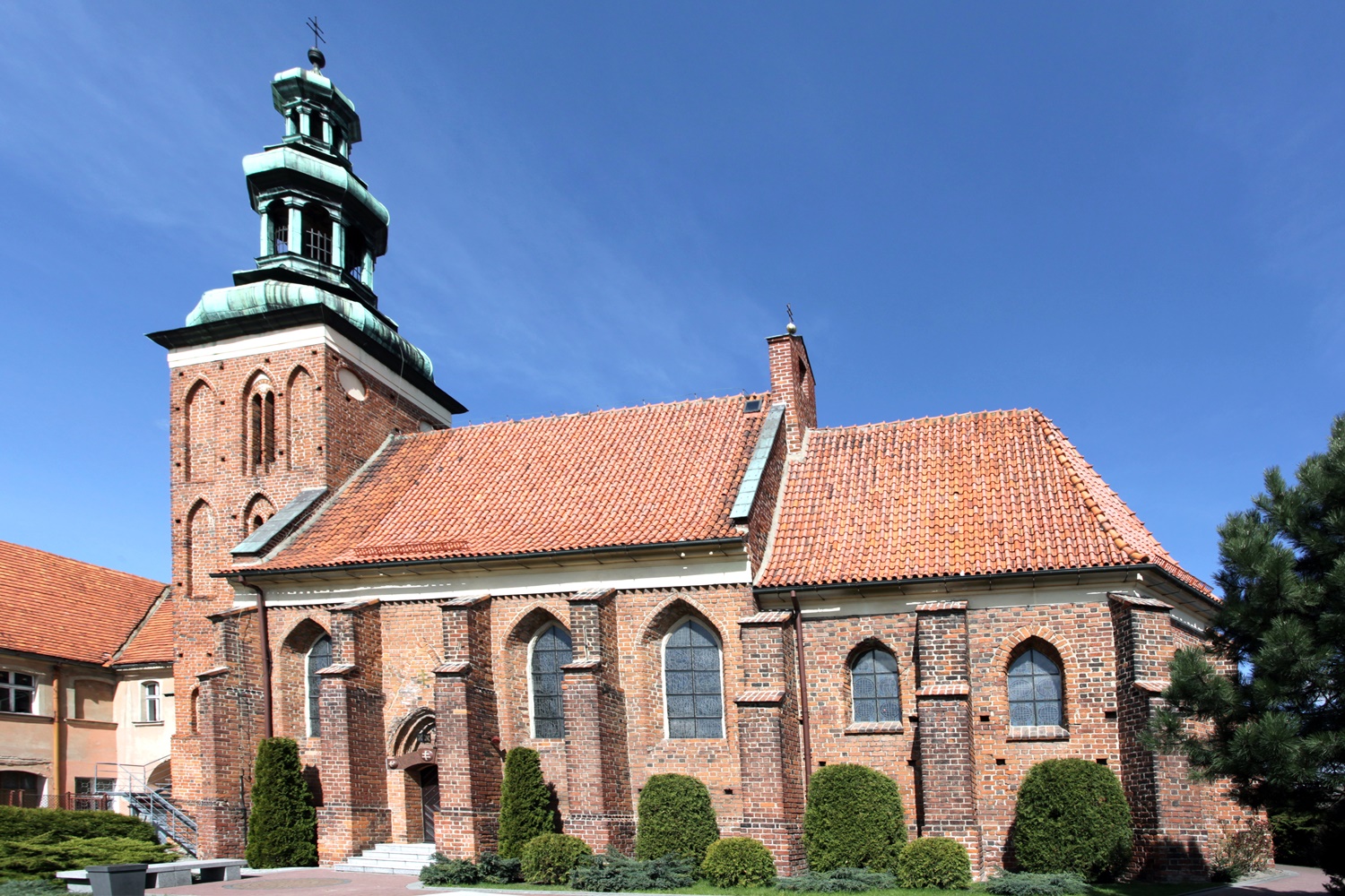 ceglany kościół