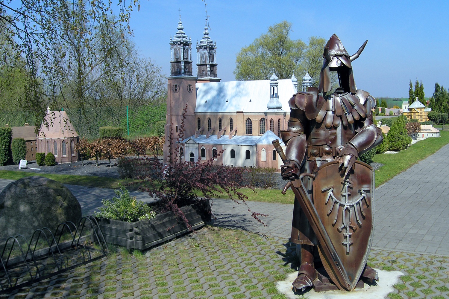 postać rycerza na tle miniaturowych budynków