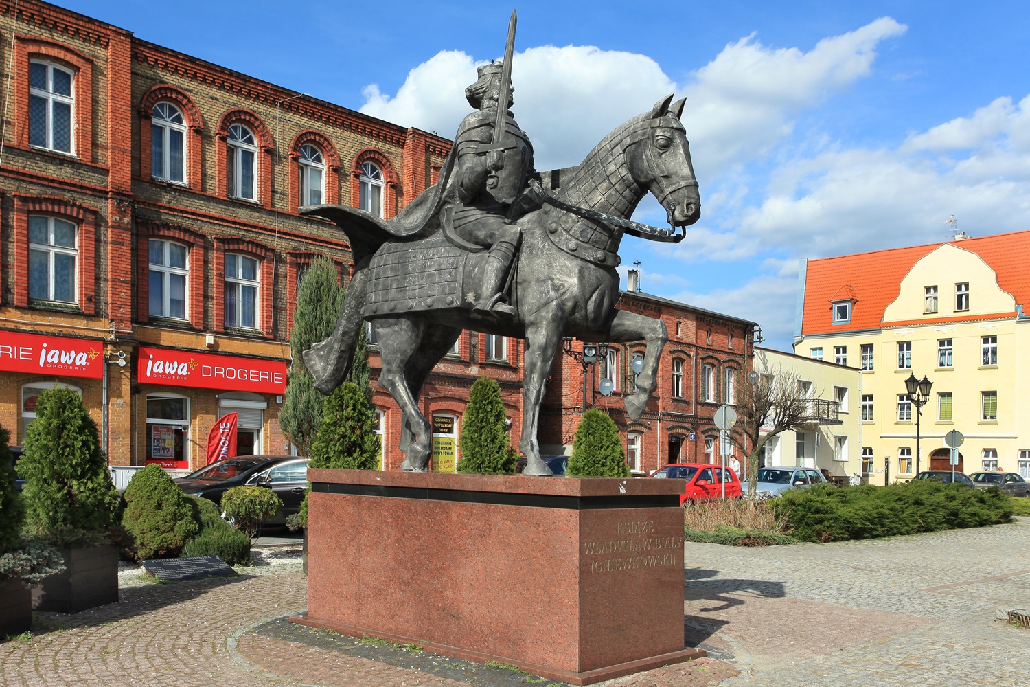 pomnik - na marmurowym cokole jeździec na koniu