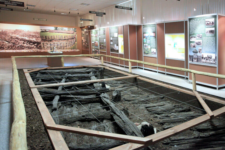 Wystawa muzealna - na pierwszy planie rekonstrukcja wykopu archeologicznego z fragmentem wału skrzyniowego i ulicy okrężnej i tzw. kratownicą o wymiarach 2,5 x 5 m (fot. Zbigniew Szmidt)