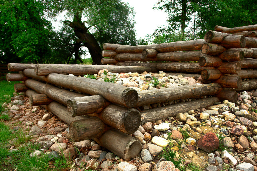 Fragment drewnianej konstrukcji domu w Rezerwacie archeologicznym w Kaliszu-Zawodziu (fot. Zbigniew Szmidt) 