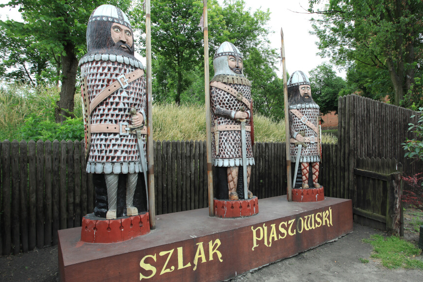 Figury piastowskich wojów przy Mysiej Wieży w Kruszwicy (fot. Zbigniew Szmidt)