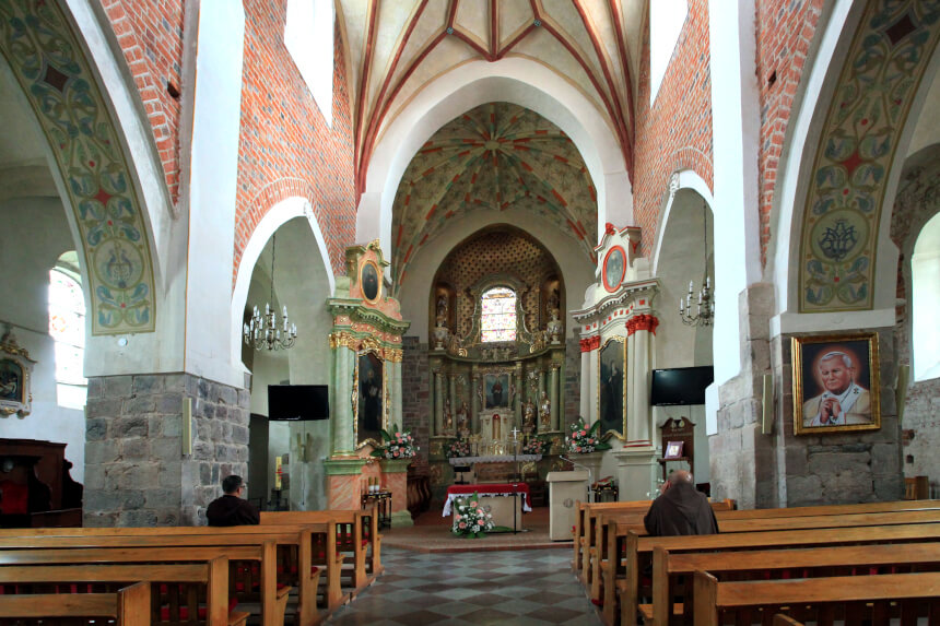 Wnętrze kościoła pw. św. Jana Apostoła w Mogilnie (fot. Zbigniew Szmidt)