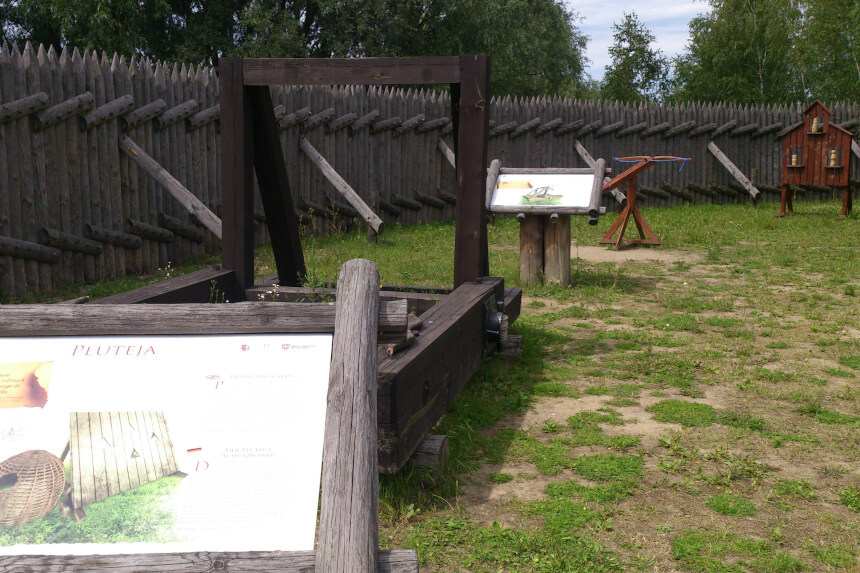 Wystawa wczesnośredniowiecznych maszyn oblężniczych w Grodzie Pobiedziska (fot. Krzysztof Piechocki)