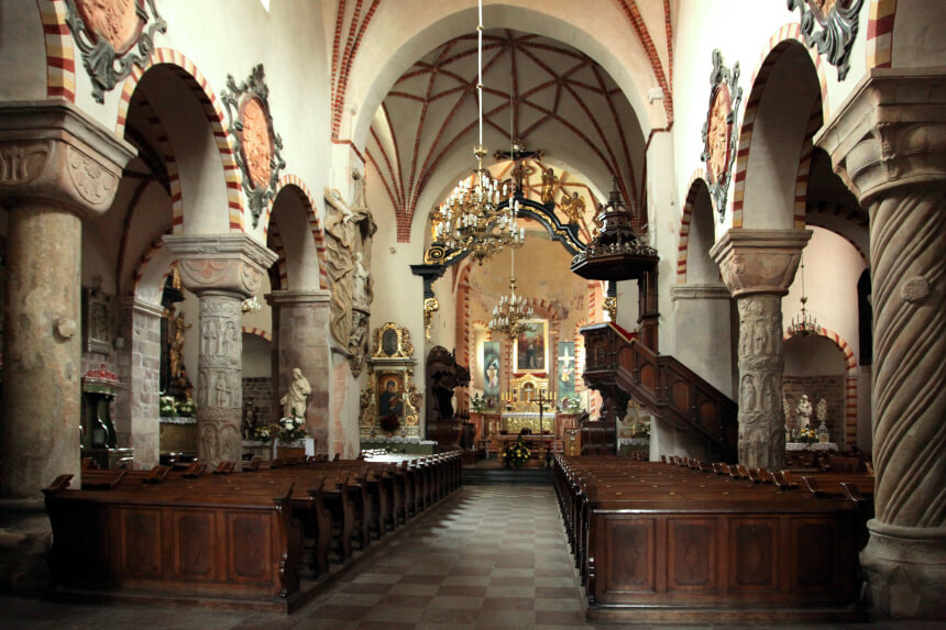 Wnętrze kościoła  pw. Świętej Trójcy i Marii Panny w Strzelnie (fot. Zbigniew Szmidt)