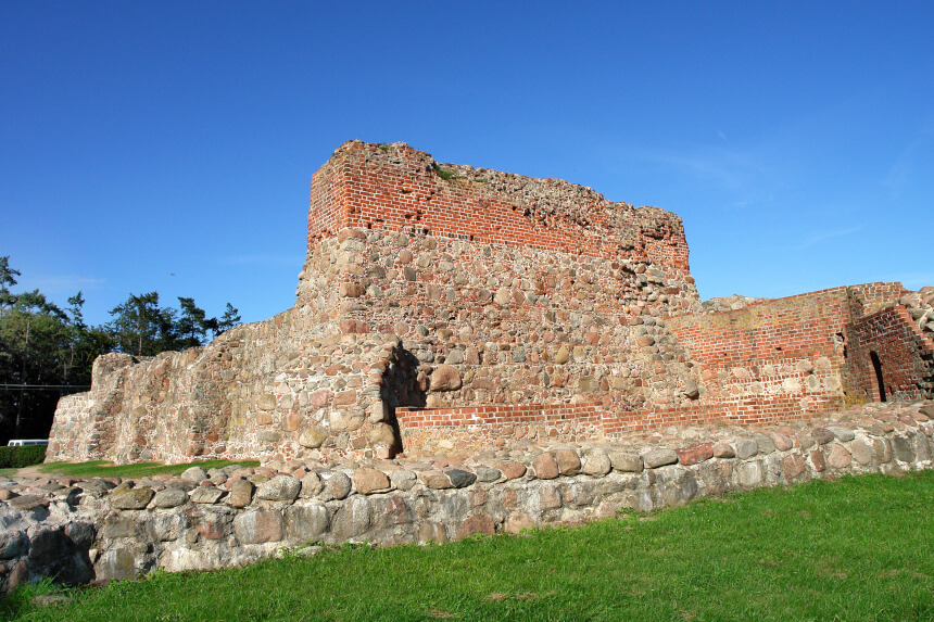 Ruiny zamku w Wenecji k. Żnina (fot. Zbigniew Szmidt)
