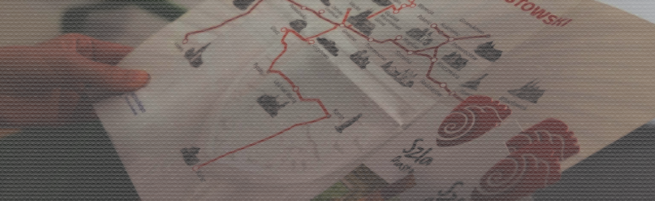 Mapa papierowa trzymana w rękach